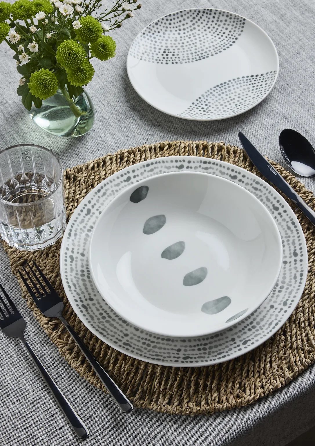 Accessori di vimini per la tavola di Pasqua