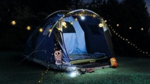 Dormire in auto durante le vacanze: arriva la tenda che trasforma il veicolo in un letto