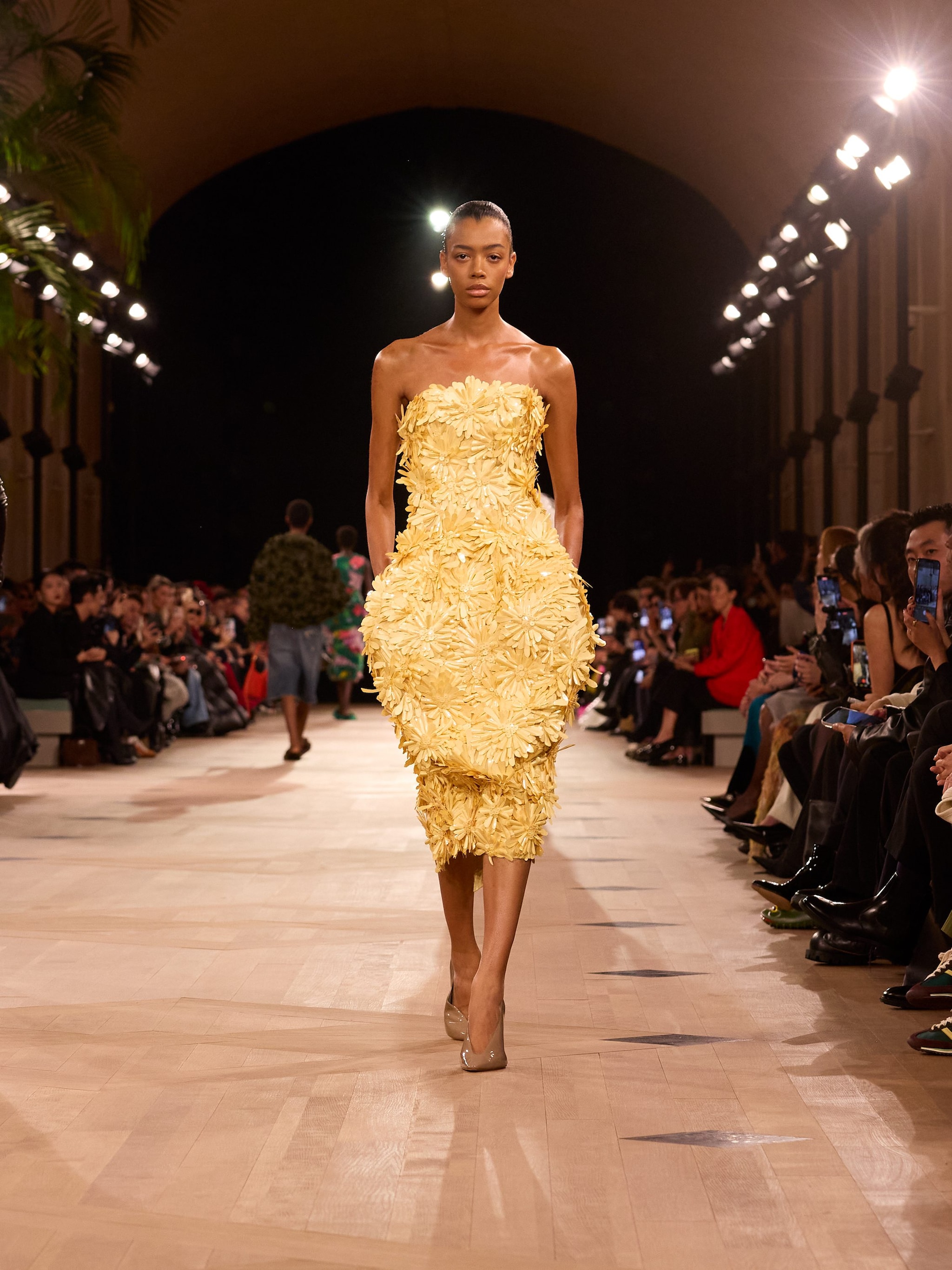 Abito con fiori tridimensionali Balenciaga