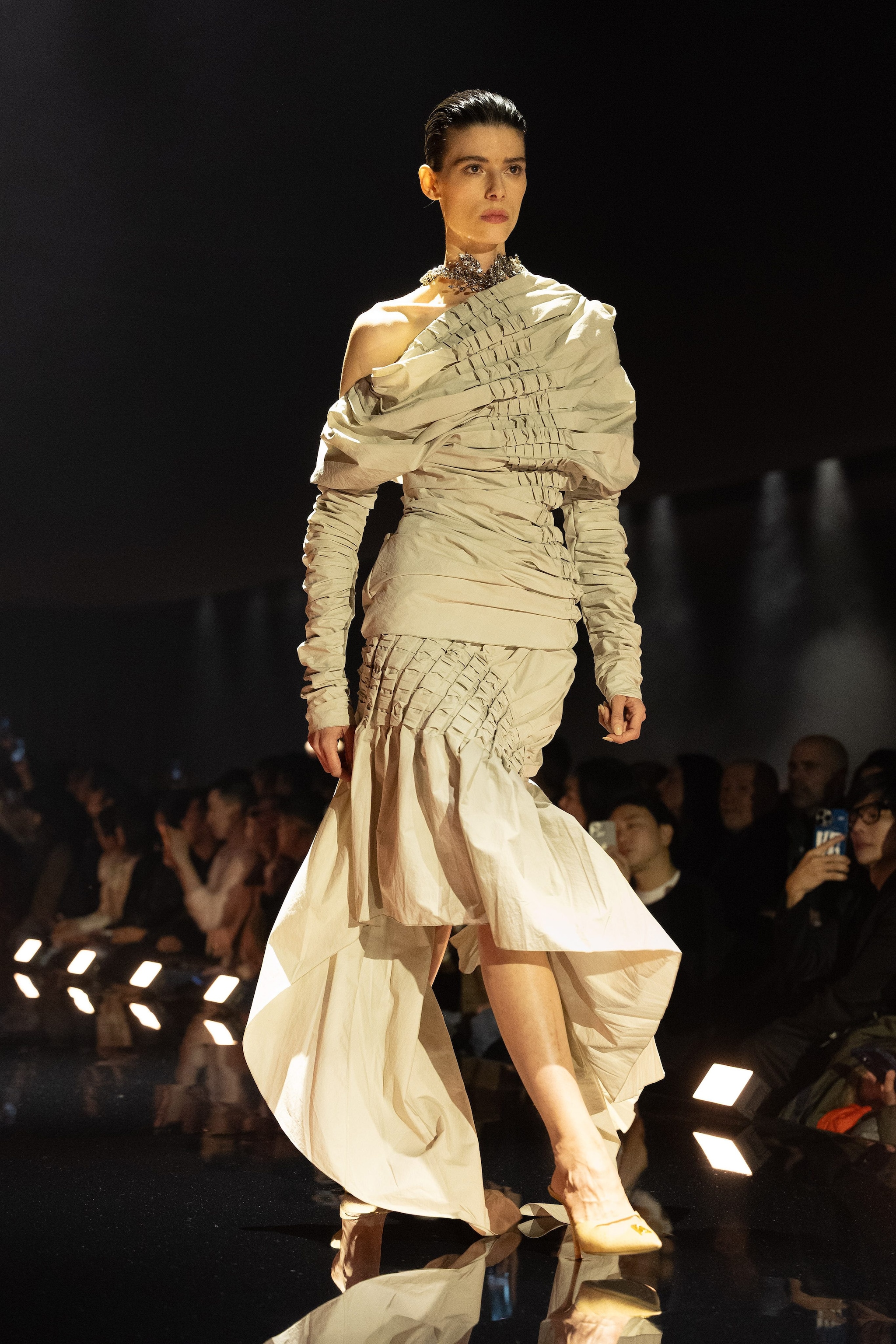 Abito asimmetrico con drappeggi Schiaparelli