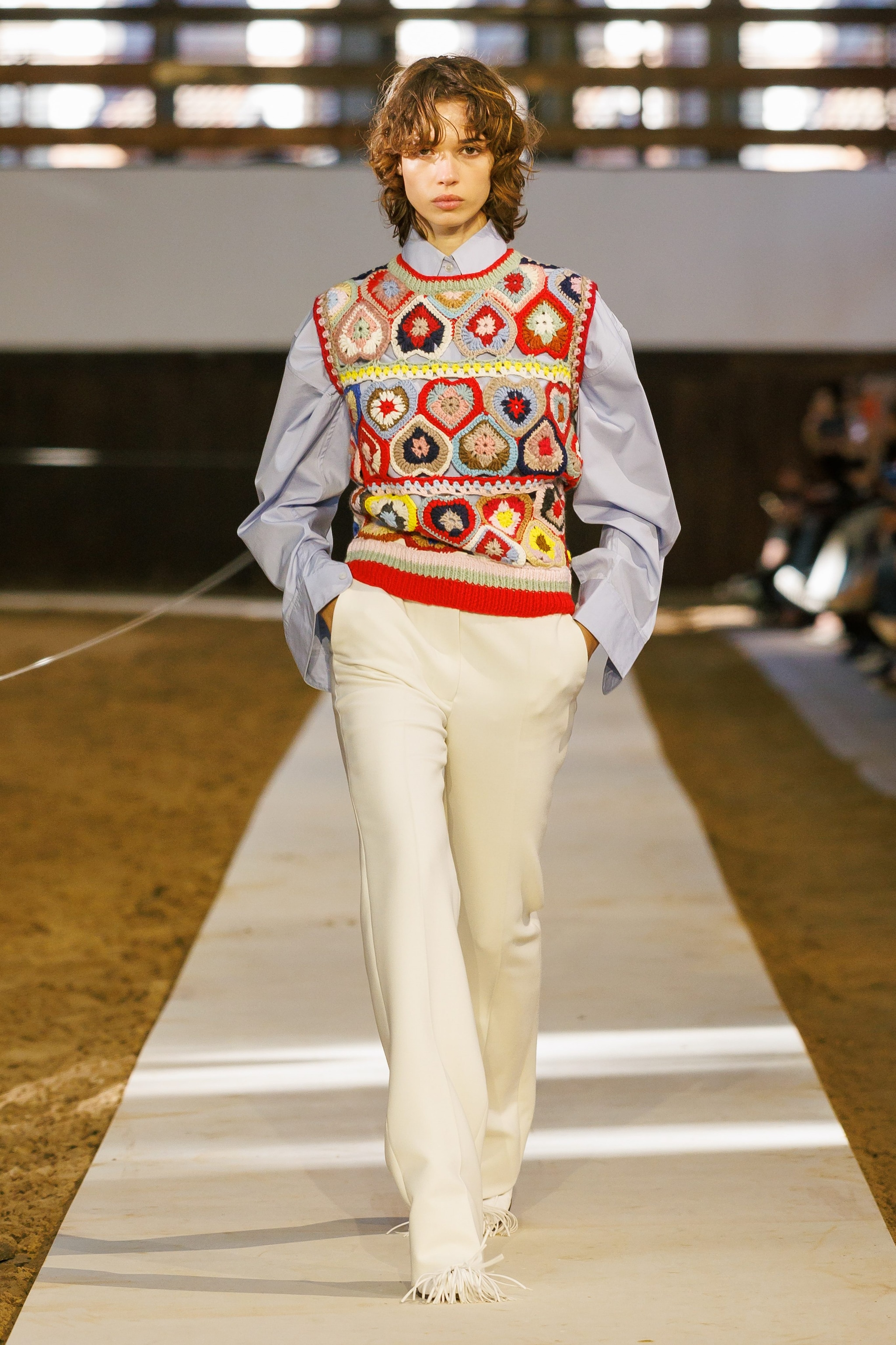 Look con top crochet Stella McCartney