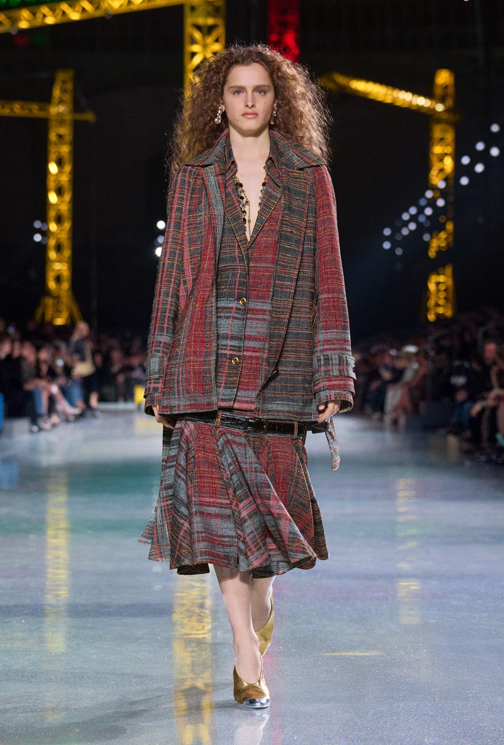 Look con motivo a quadri Chanel