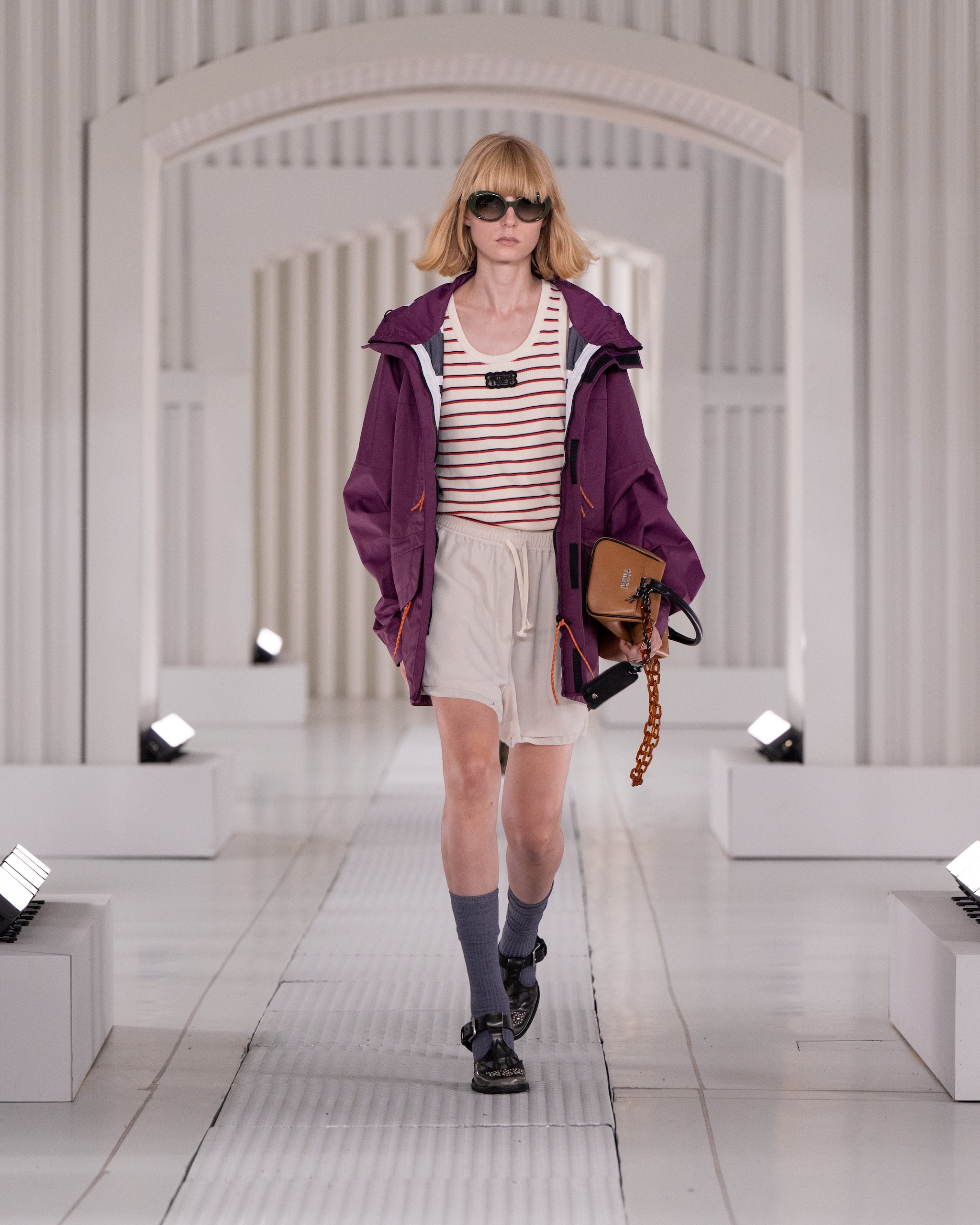 Un look con giacca tecnica sulla passerella Primavera/Estate 2026 di Onitsuka Tiger