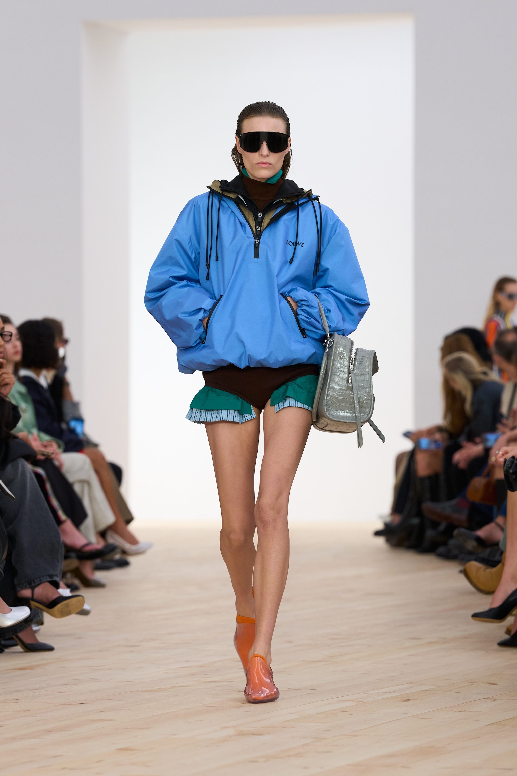 Un look con giacca tecnica sulla passerella Primavera/Estate 2026 di Loewe