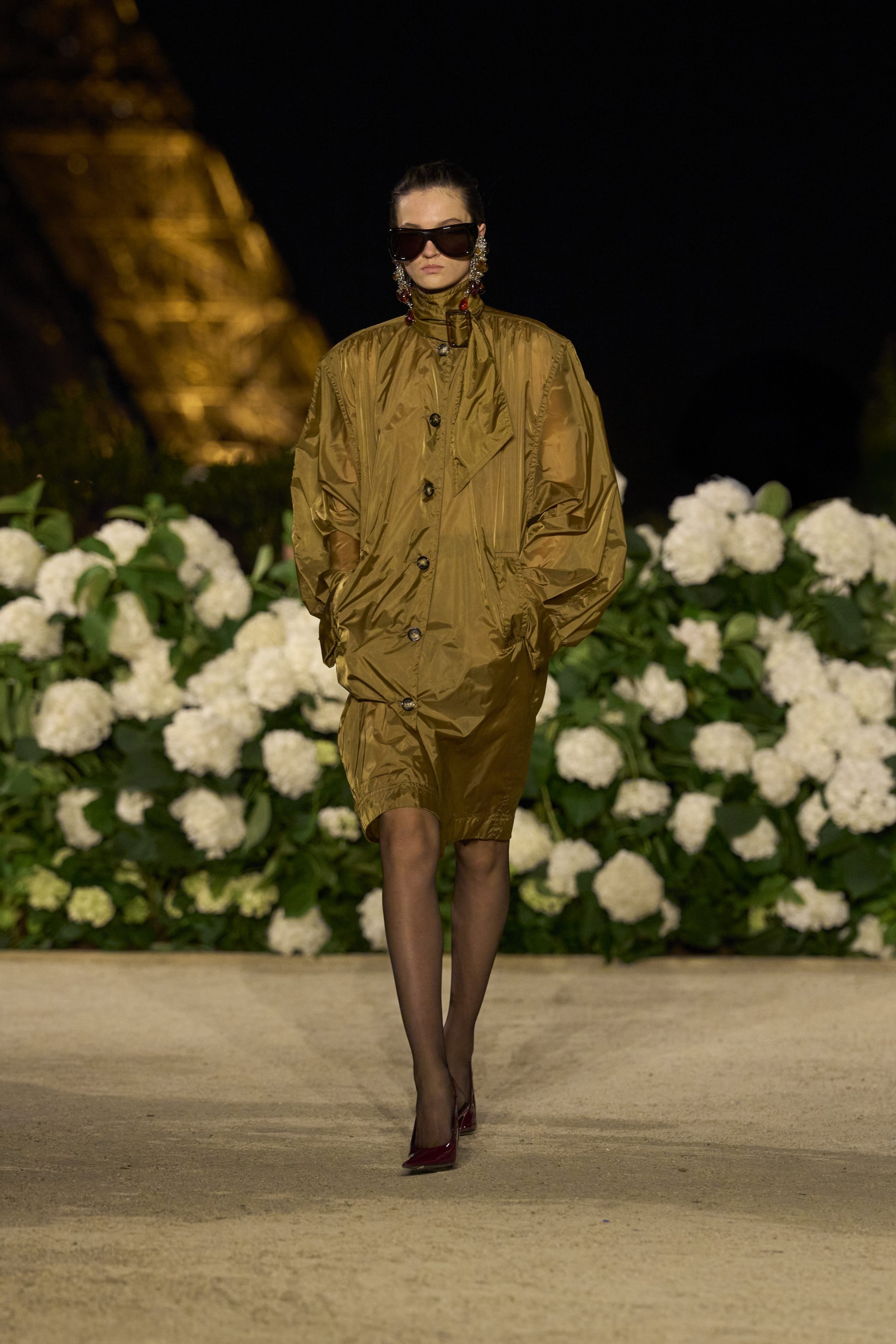 Un look con giacca a vento sulla passerella Primavera/Estate 2026 di Saint Laurent