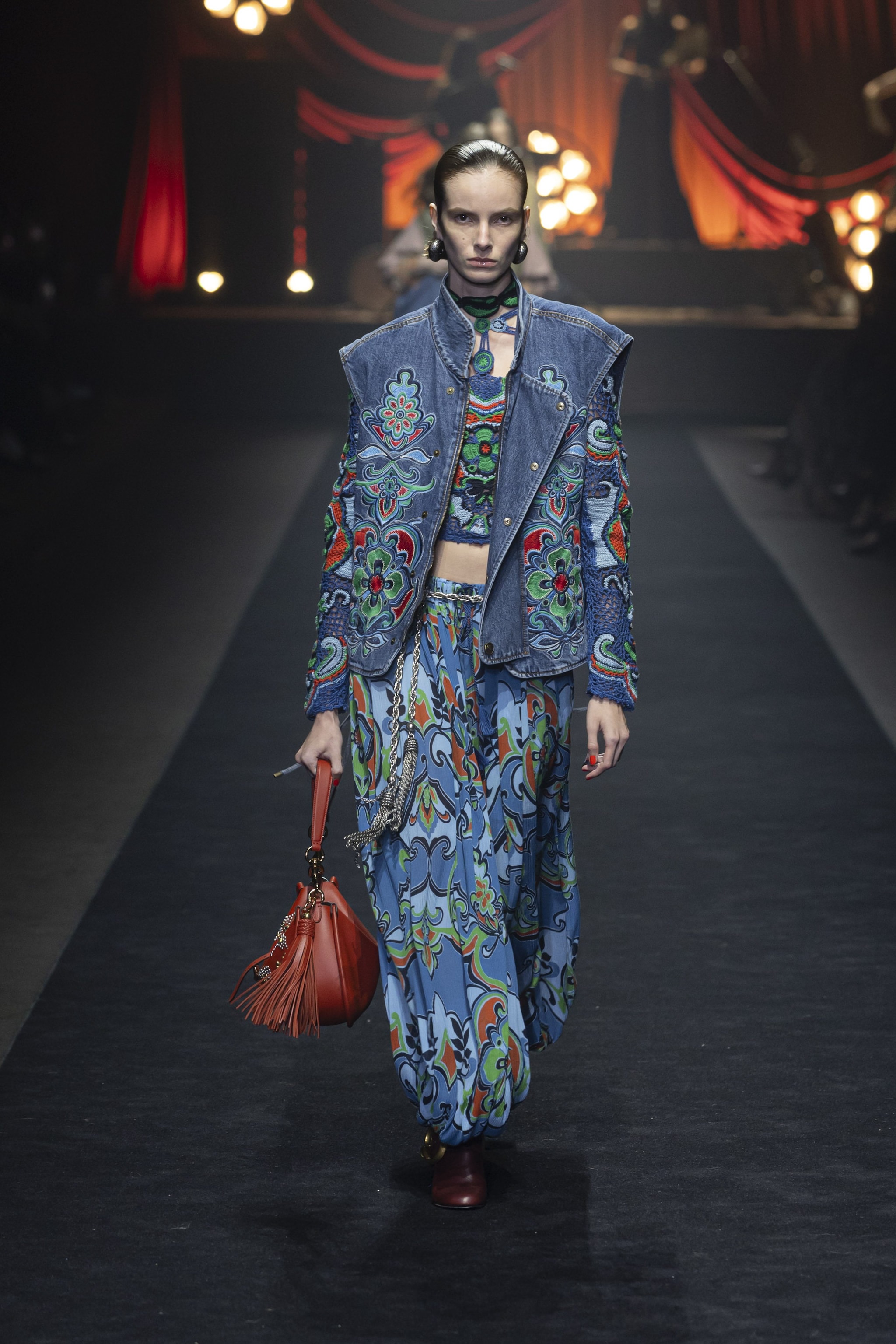 Look in denim con fantasia floreale Etro