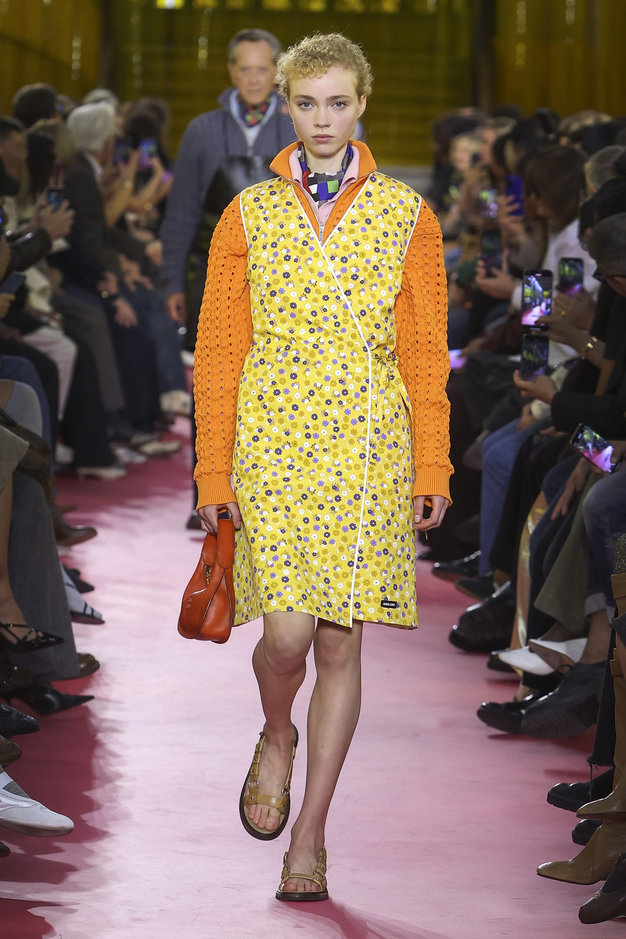 Look con fantasia micro floral Miu Miu