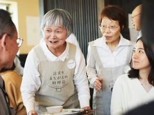 Il ristorante degli ordini sbagliati di Tokyo, dove i camerieri sono tutti over 80 affetti da demenza