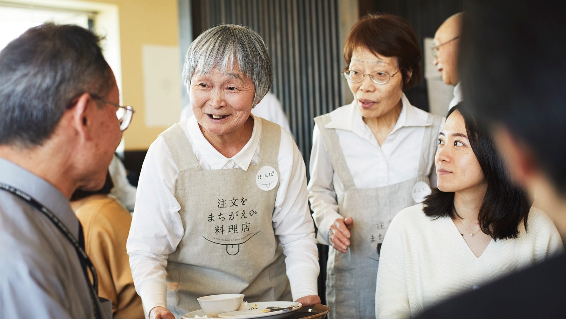 Il ristorante degli ordini sbagliati di Tokyo, dove i camerieri sono tutti over 80 affetti da demenza