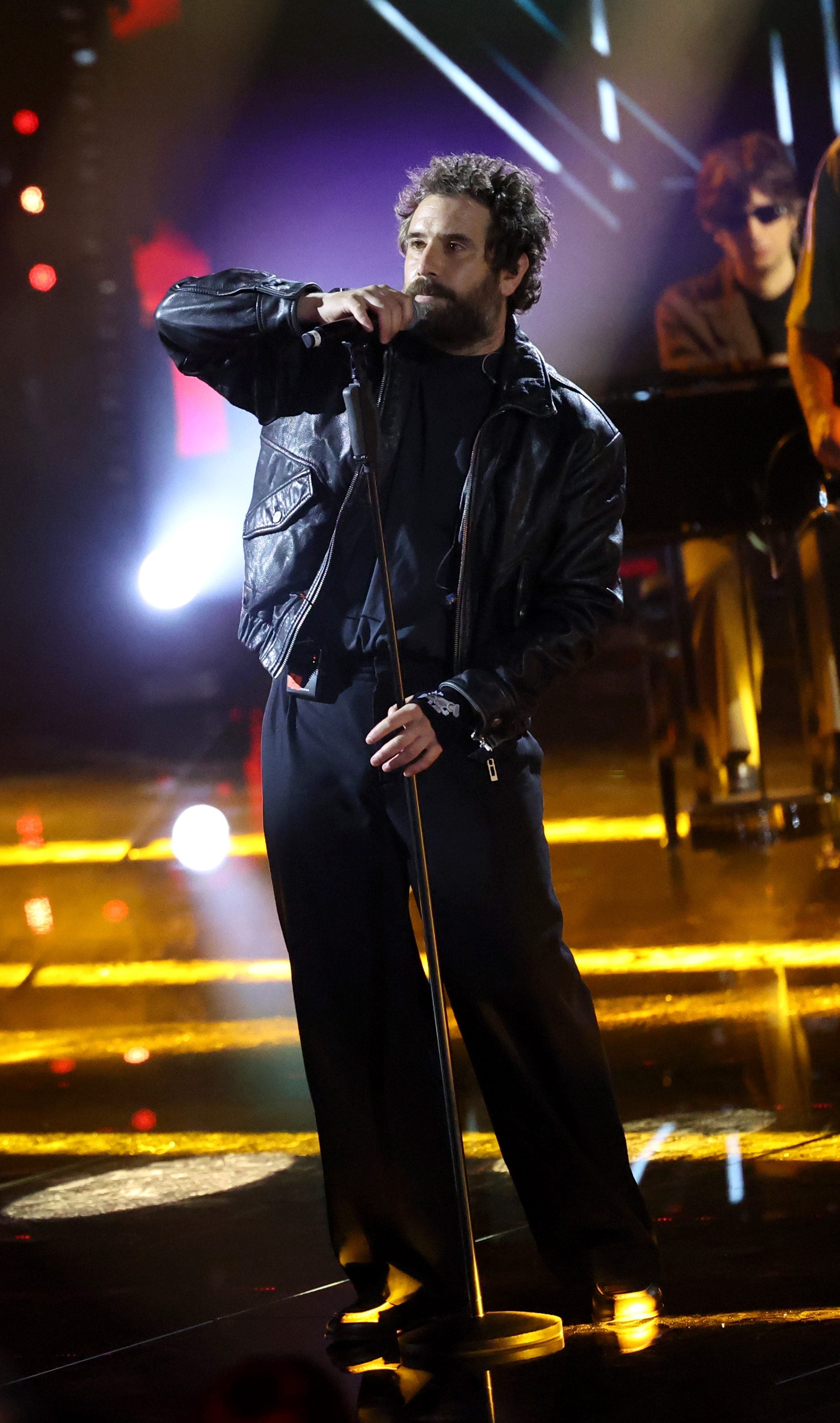 Tommaso Paradiso in Emporio Armani a Sanremo Top