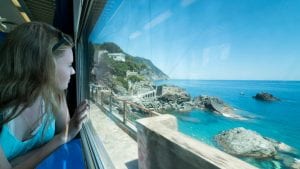 Dal 28 marzo tornano i treni del mare verso la Liguria: date, orari e itinerari