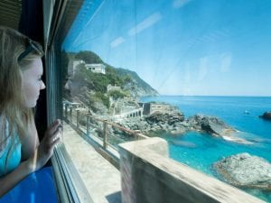 Dal 28 marzo tornano i treni del mare verso la Liguria: date, orari e itinerari