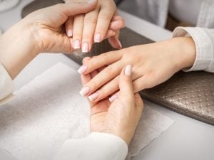 Macchie, righe e ispessimenti: la dermatologa Carrera spiega cosa ci rivelano le unghie sulla nostra salute