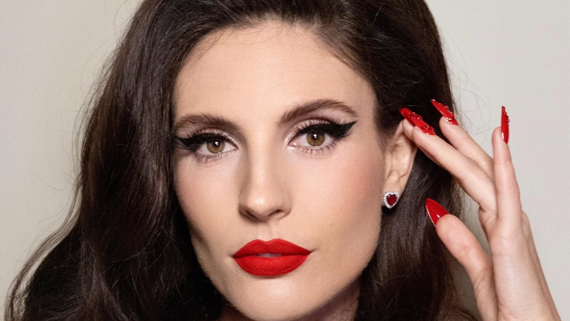 Il segreto delle manicure di Ditonellapiaga a Sanremo: ha usato solo unghie finte (ma decorate a mano)