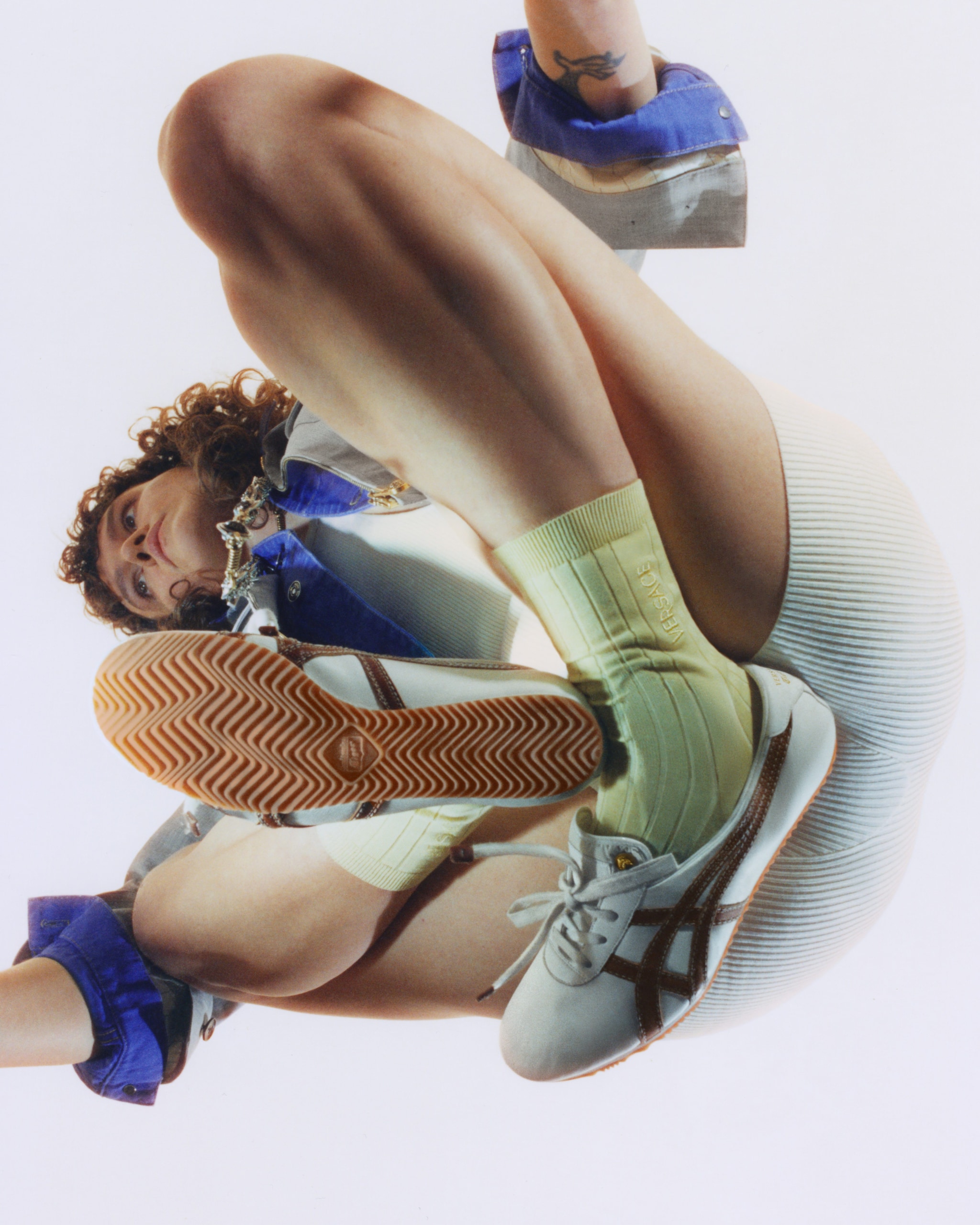 Uno dei modelli della capsule Onitsuka Tiger x Versace