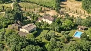 Venduta la villa in Toscana di Monica Bellucci e Tim Burton: ha 10 camere da letto e due vigneti
