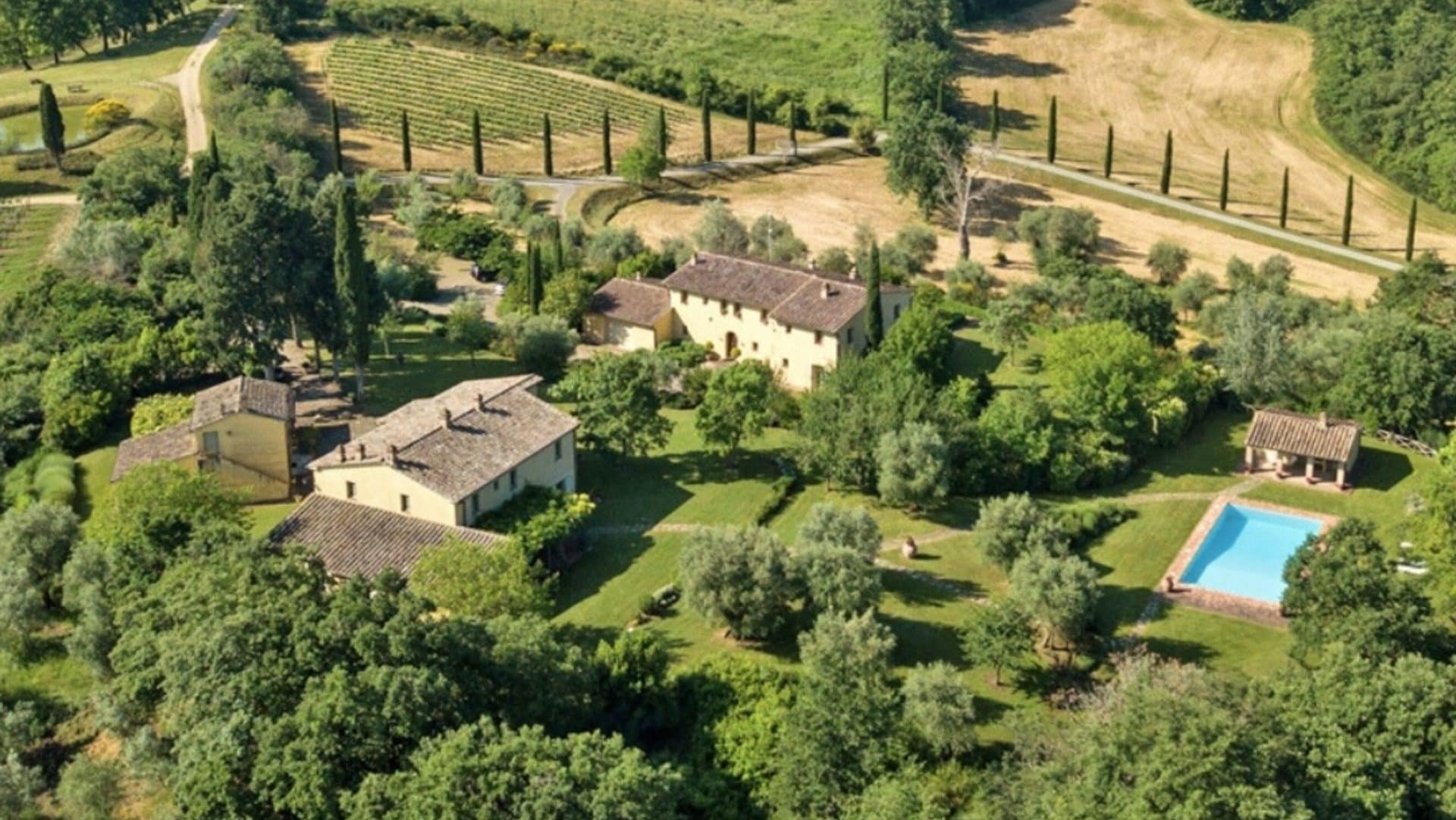 Venduta la villa in Toscana di Monica Bellucci e Tim Burton: ha 10 camere da letto e due vigneti