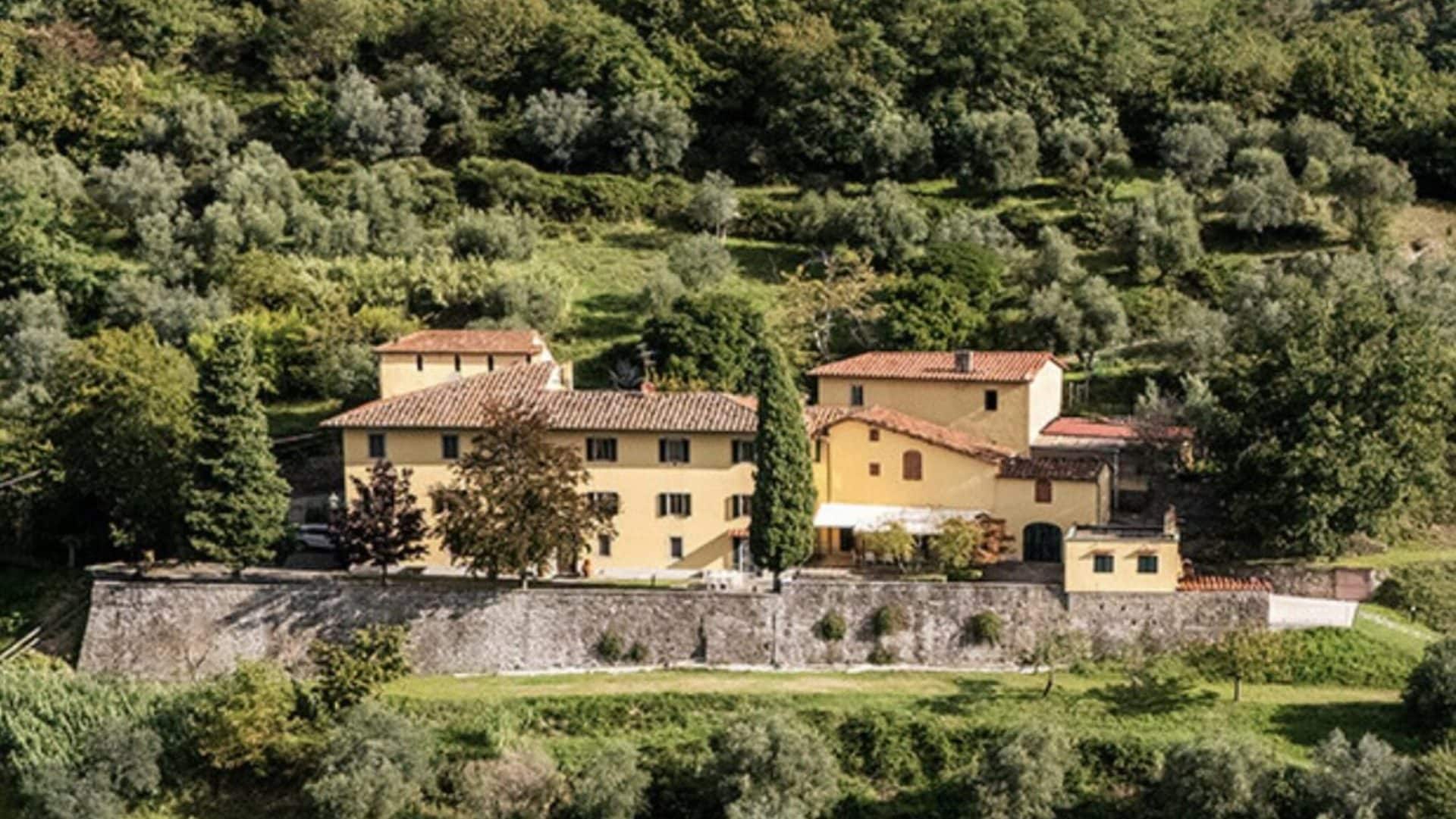 La villa in Toscana appartenuta a Monica Bellucci e Tim Burton