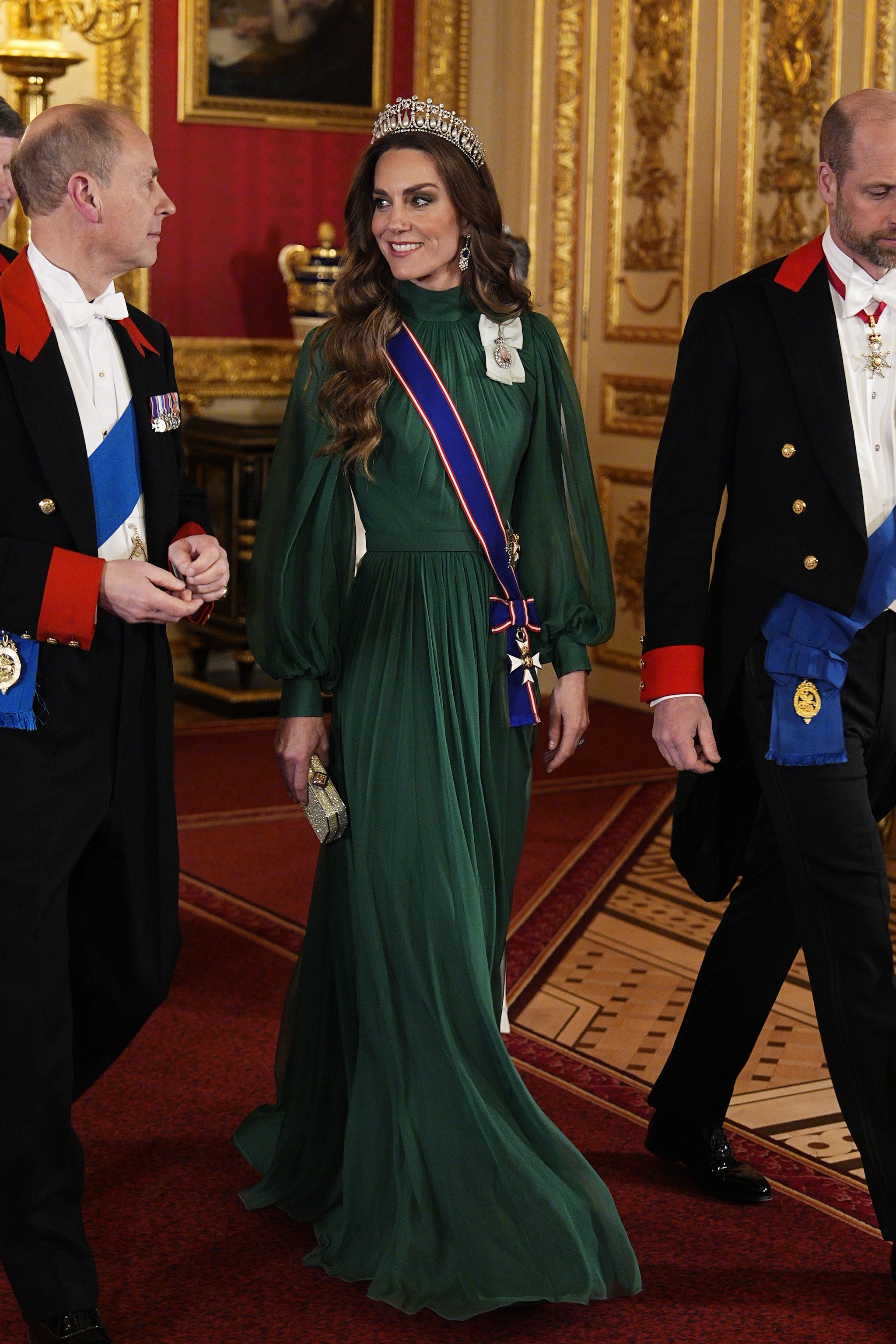 Kate Middleton in Andrew GN, scarpe Manolo Blahnik, pochette Jenny Packham
