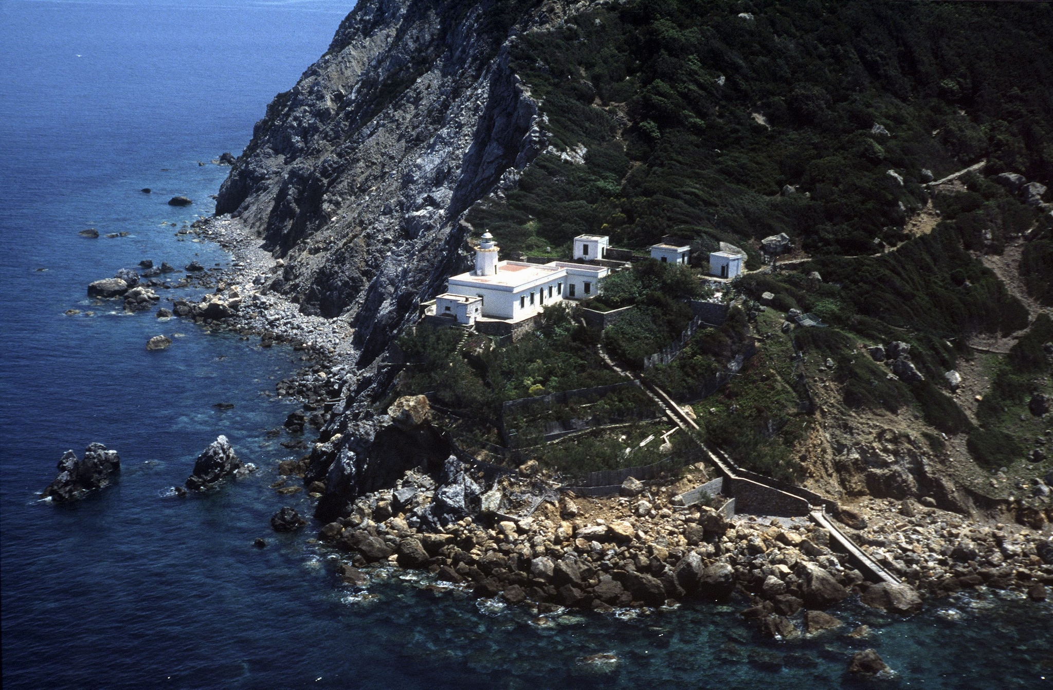 L'isola delle orge è Zannone, dove è ambientato il film "Gli occhi degli altri" sul delitto Casati Stampa