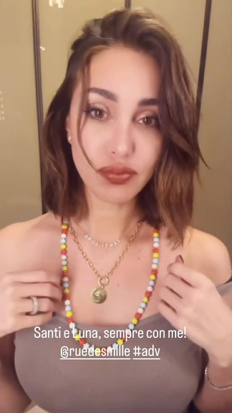 Belén con la collana Rue des Mille