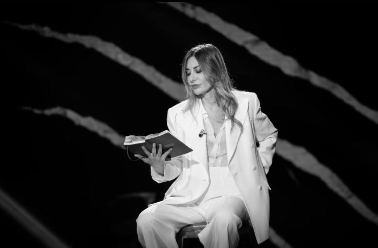 Francesca Fagnani in total white