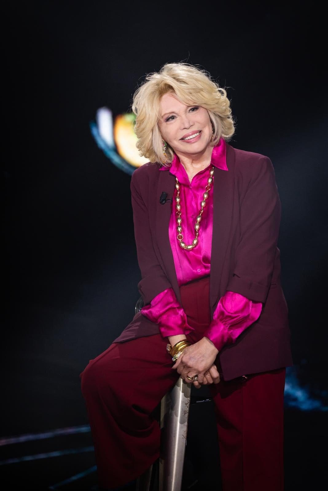 Il look di Amanda Lear a Belve