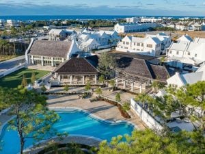 Sembra Santorini ma si trova in Florida: Alys Beach è la città bianca da visitare in estate