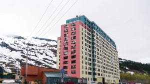 Begich Towers, il condominio autosufficiente in Alaska dove vive un'intera città