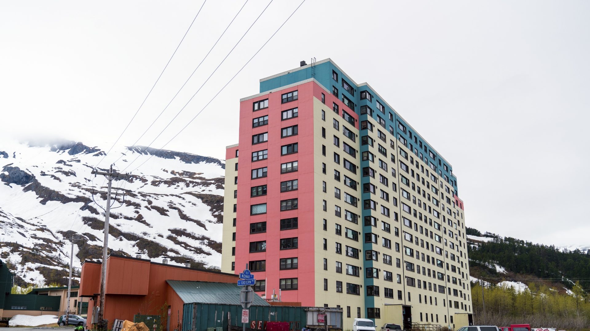 Begich Towers, il condominio autosufficiente in Alaska dove vive un'intera città