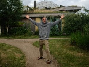 Bernardo Cumbo ha vissuto due anni in un eco villaggio: “Ora racconto le storie di chi sceglie una vita alternativa”