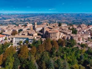 Cingoli, il Balcone delle Marche, vince il Borgo dei Borghi 2026: sul podio anche Arenzano e Zungoli