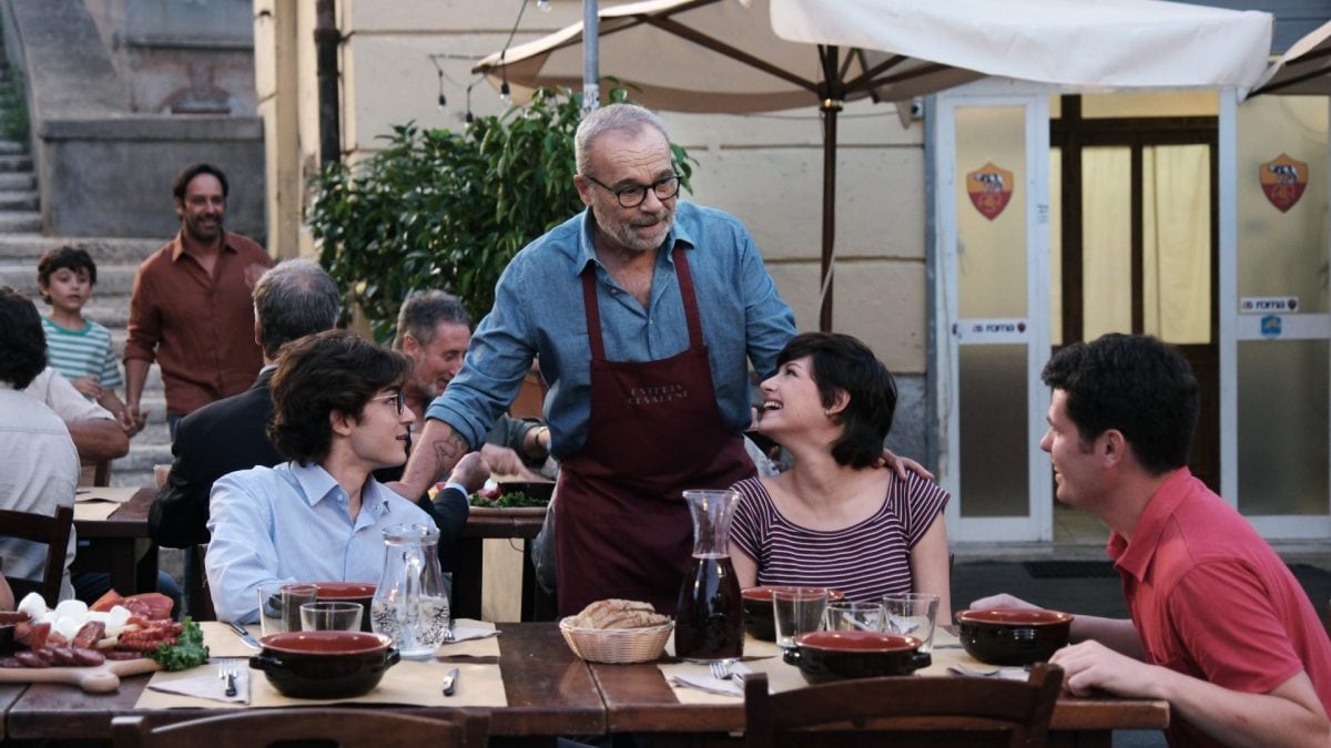 Claudio Amendola in una scena della serie alla Bottiglieria, Garbatella