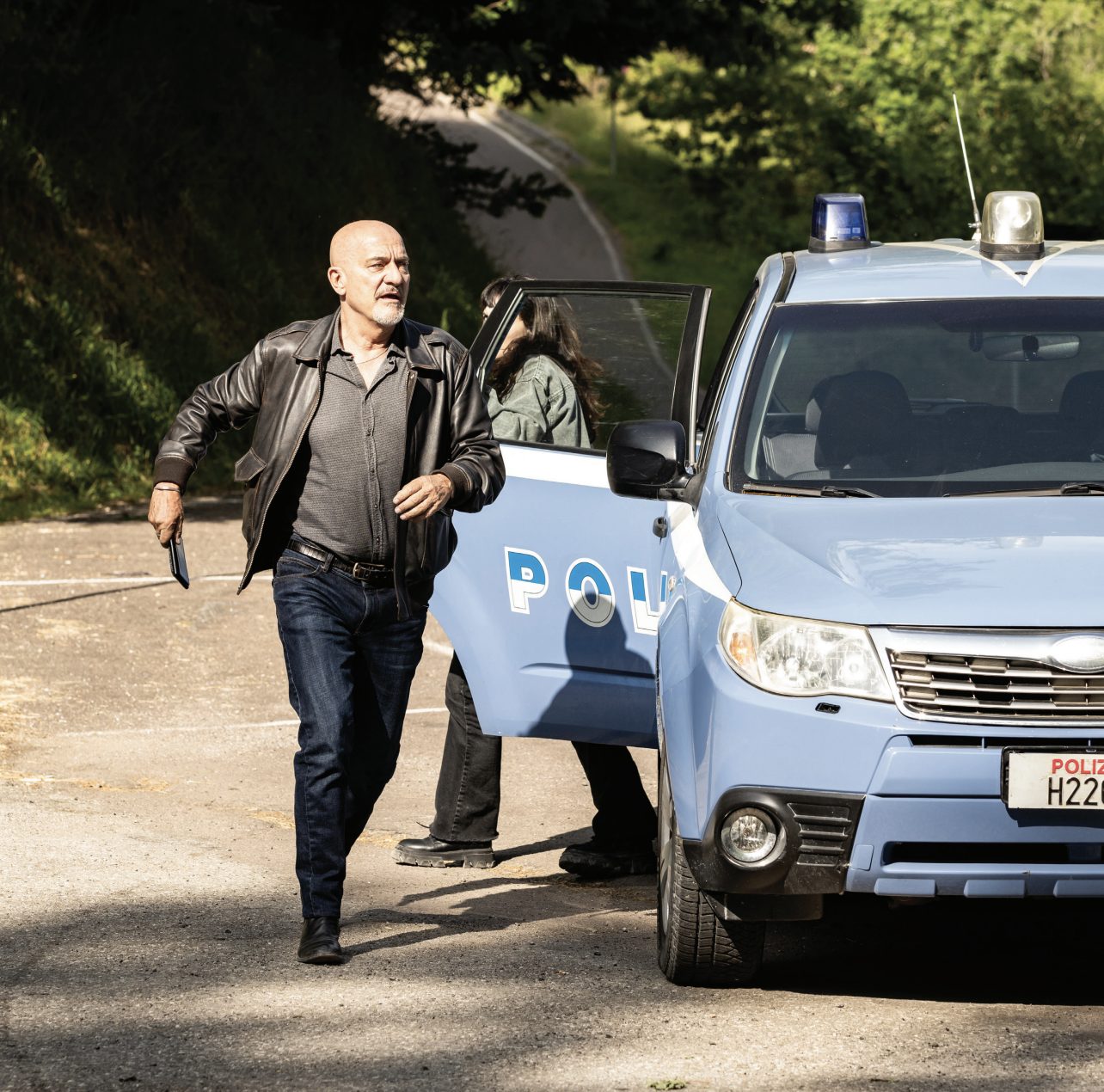 Claudio Bisio in un scena della serie tv Uno sbirro sull’Appennino