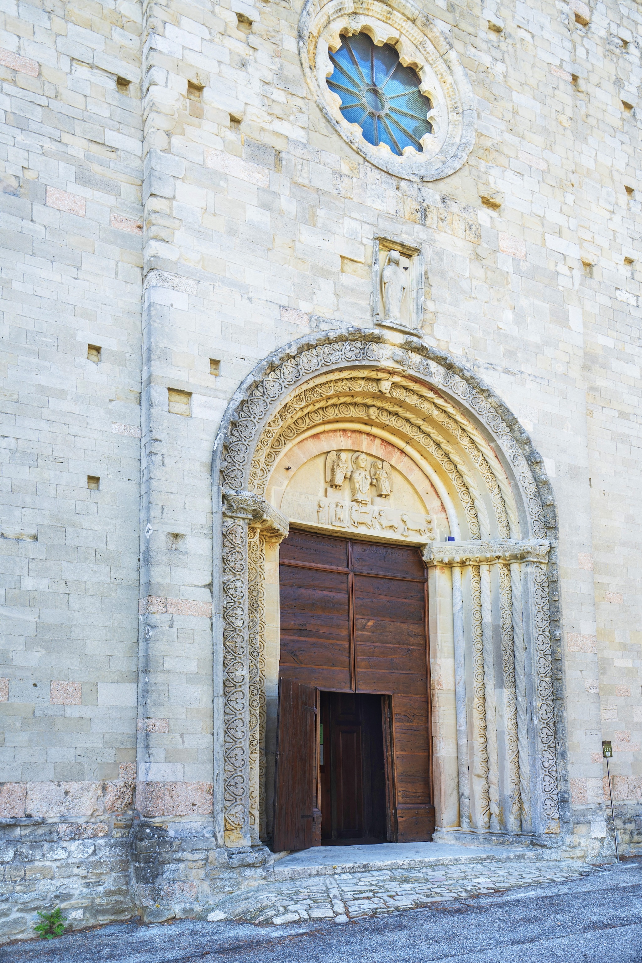 La facciata romano–gotica della Collegiata di Sant’Esuperanzio