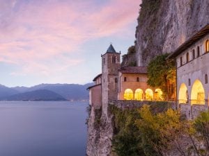 Eremo di Santa Caterina, la chiesa nella roccia a picco sul lago Maggiore apre per gli eventi di primavera