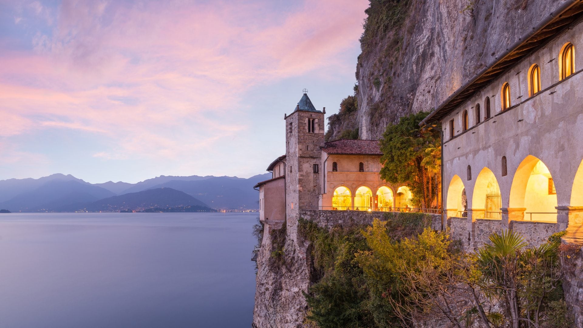 Eremo di Santa Caterina, la chiesa nella roccia a picco sul lago Maggiore apre per gli eventi di primavera