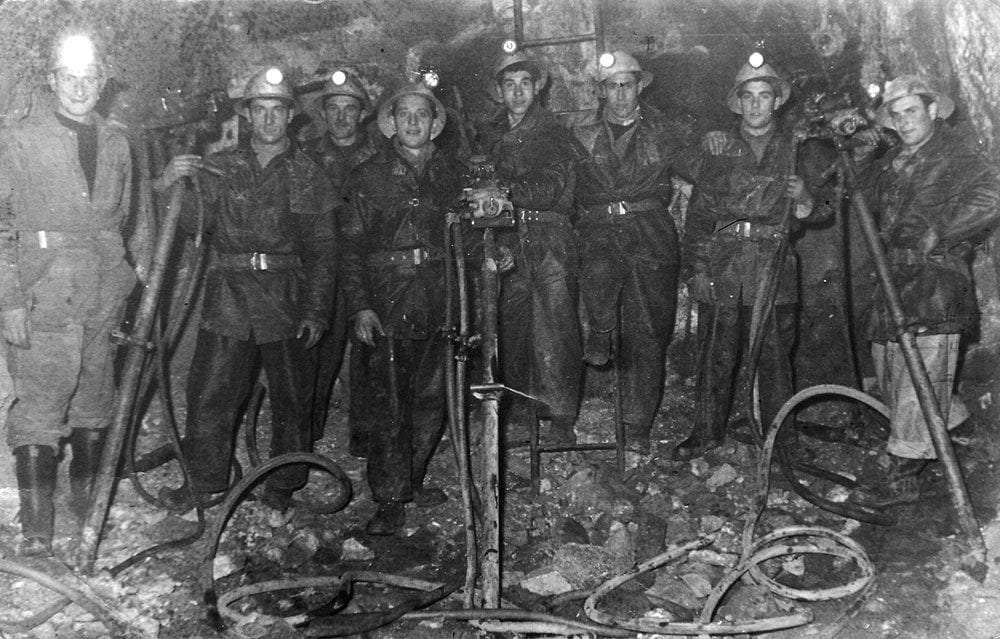 Foto delle miniere di Dossena quando erano in attività