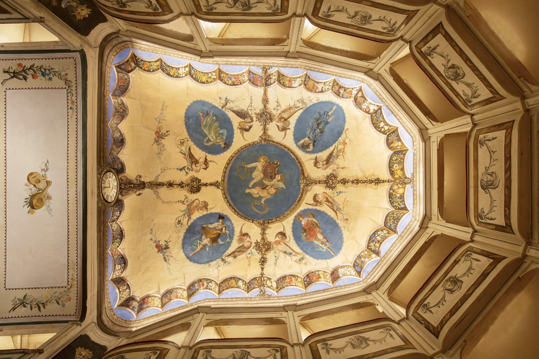 Gli affreschi del teatro