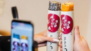 Arriva il sushi nel tubo: il roll da passeggio è il nuovo street food che spopola sui social