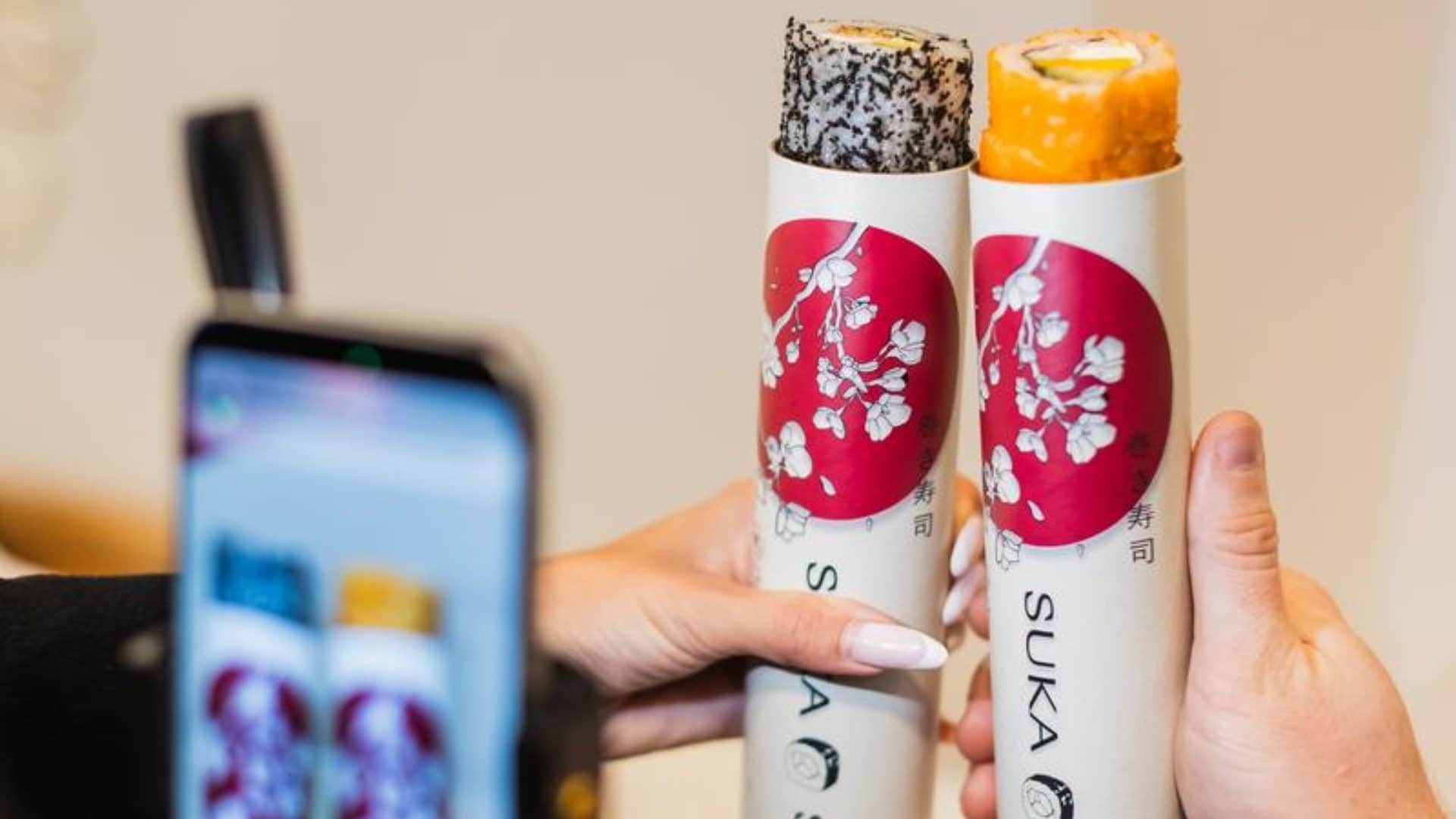 Arriva il sushi nel tubo: il roll da passeggio è il nuovo street food che spopola sui social
