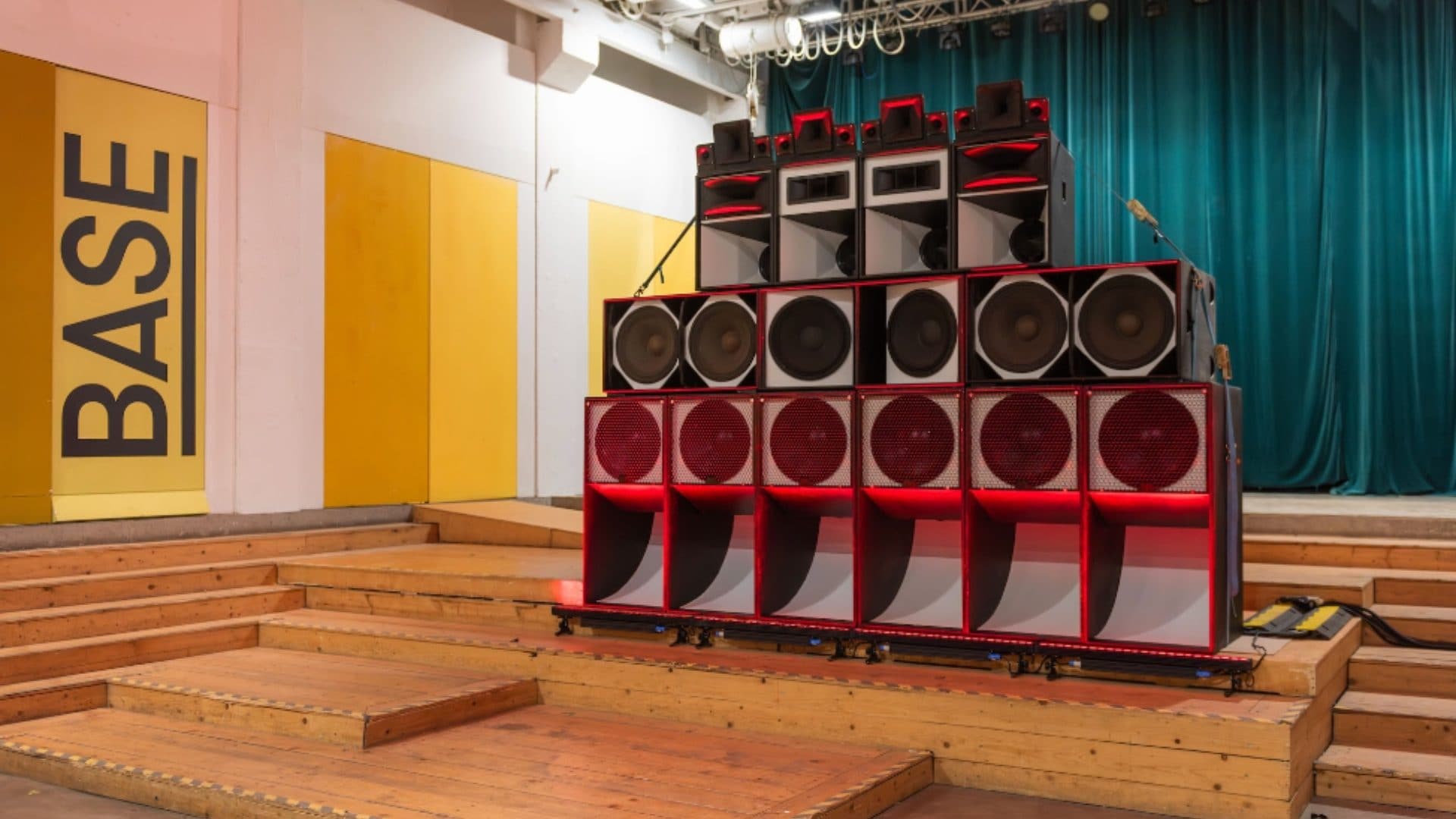 Il DJ set pronto alla BASE, Milano