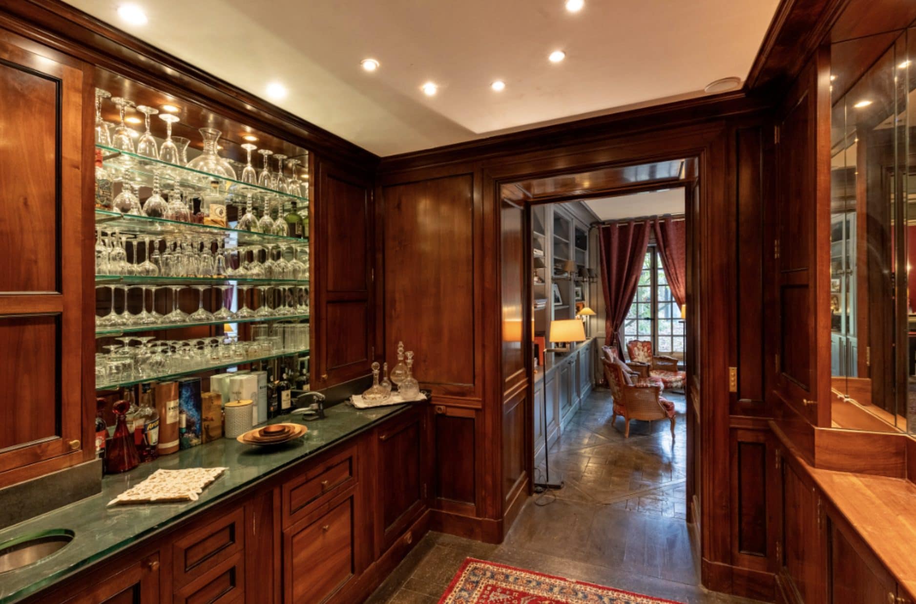 Il bar della dimora, interamente in legno verniciato