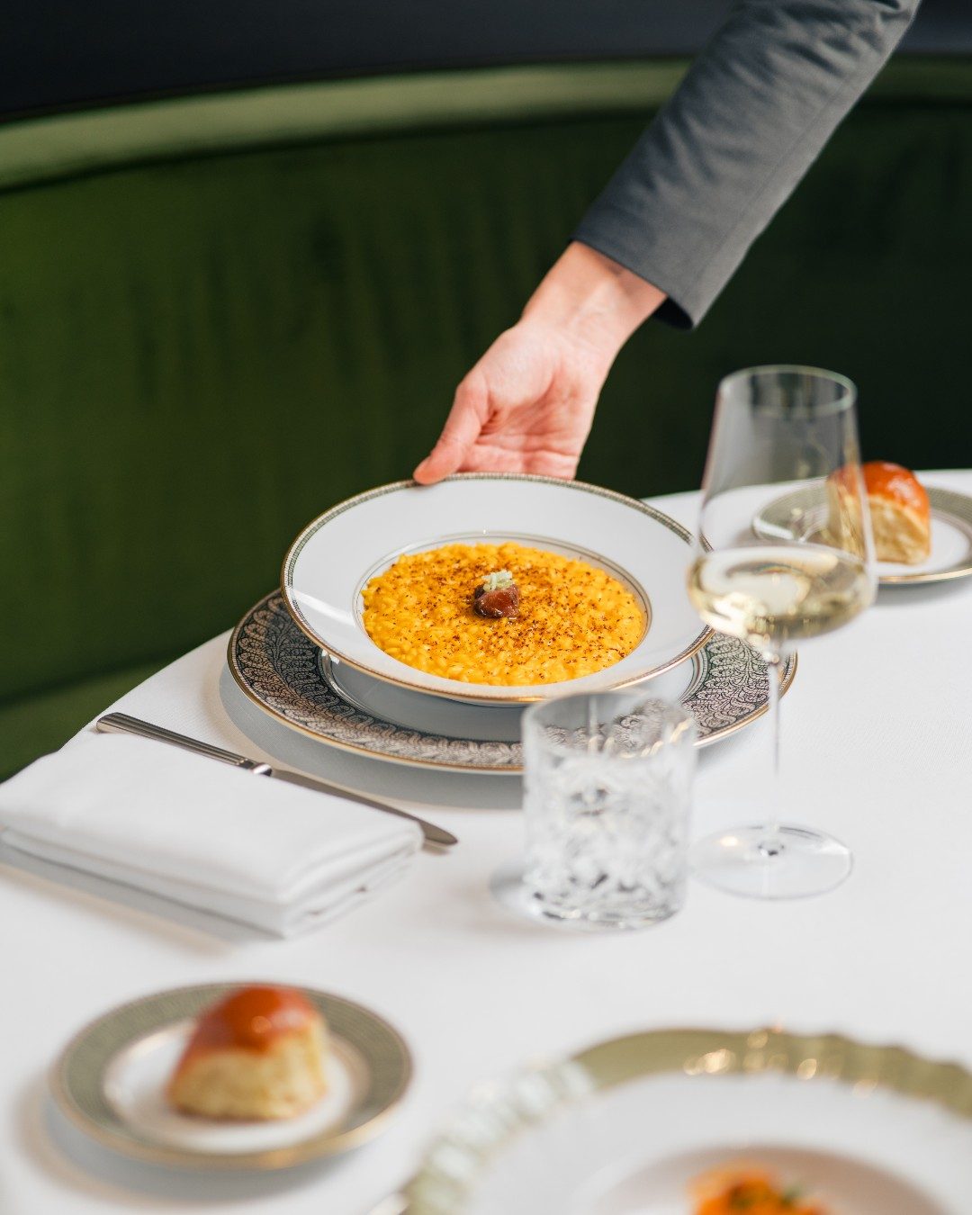 Il risotto e il maritozzo del ristorante di Carlo Cracco a Roma