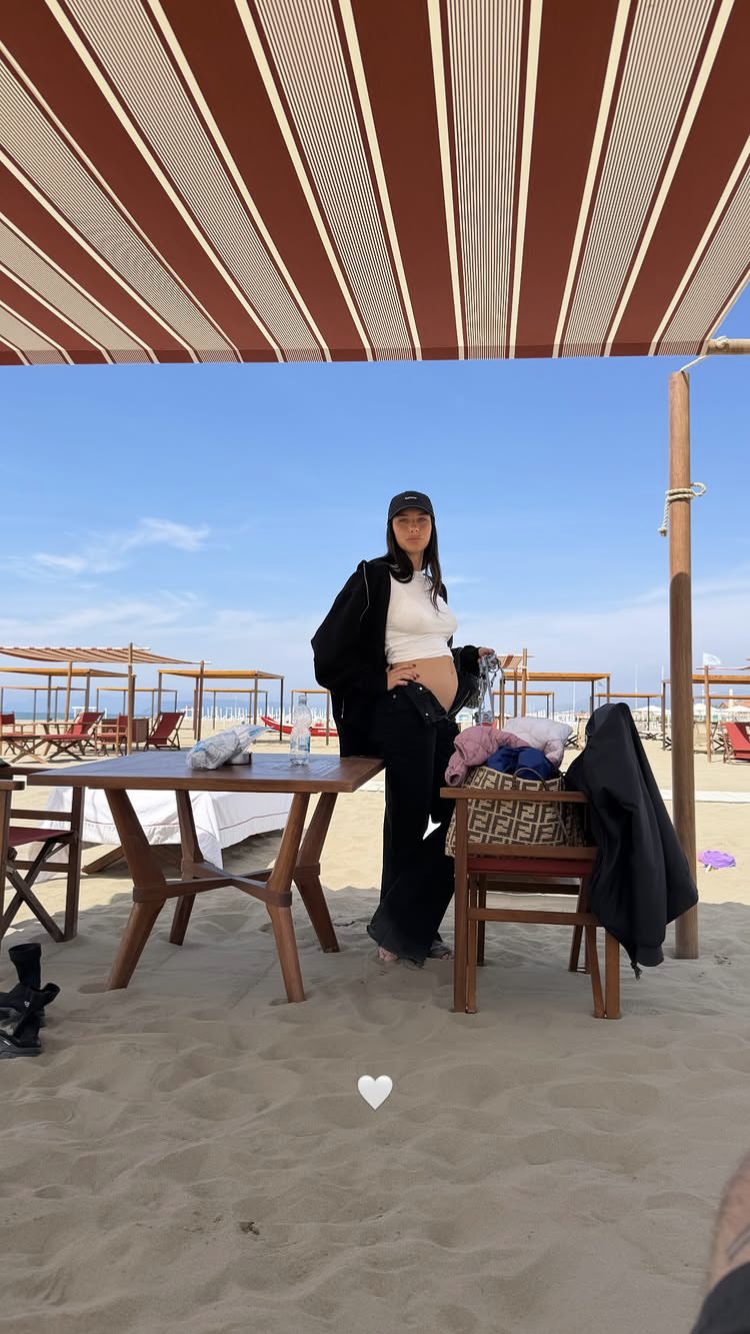 Giulia Honegger col pancino in vista