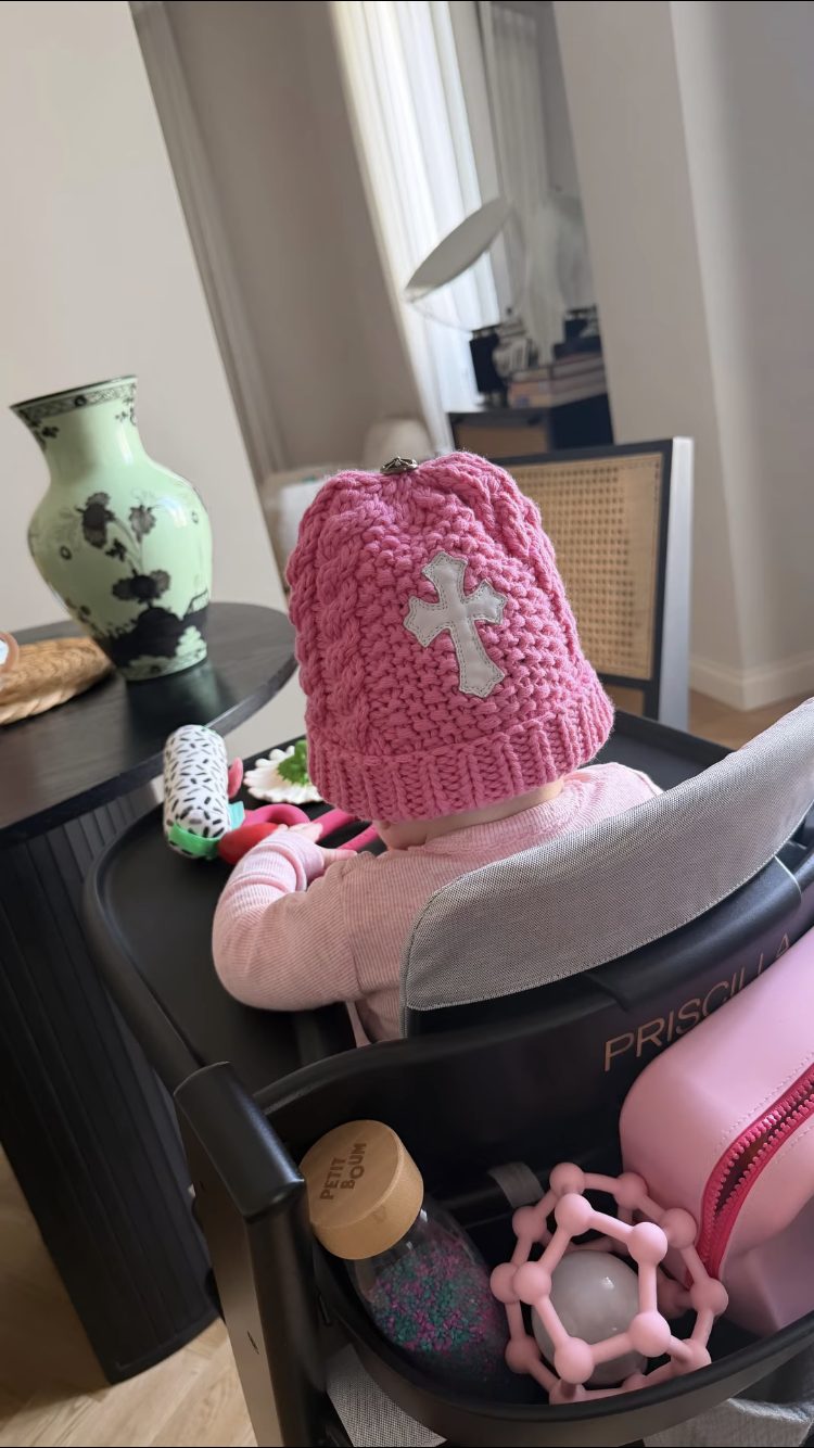 Priscilla col cappello Chrome Hearts