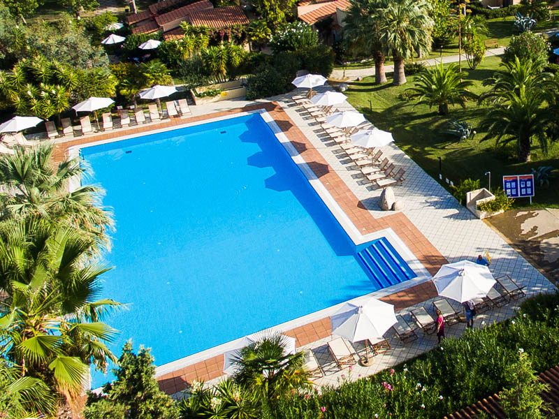 La piscina del resort Calalandrusa