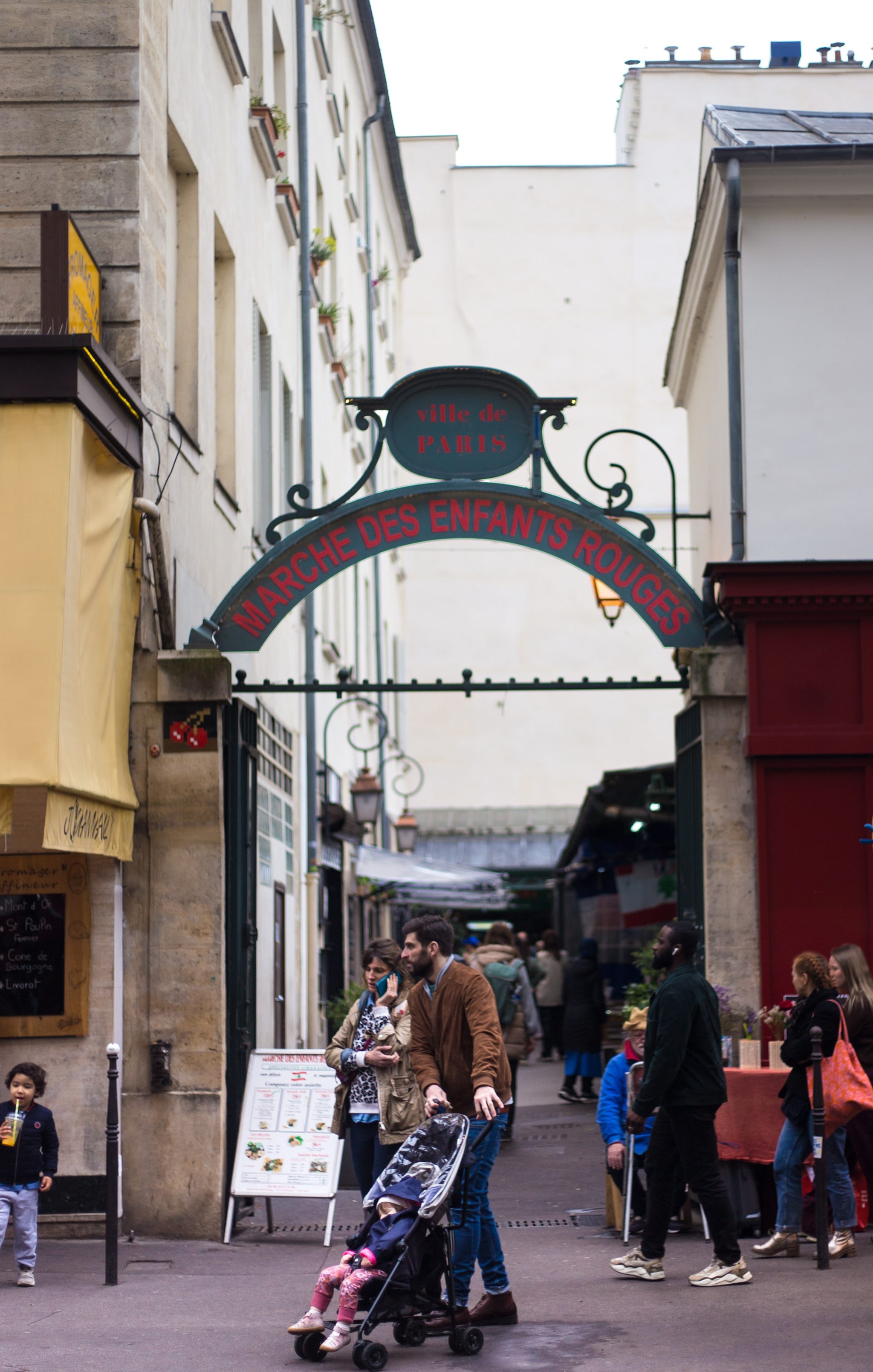 L’ingresso, quasi nascosto, al Marché des enfant rouges, Parigi