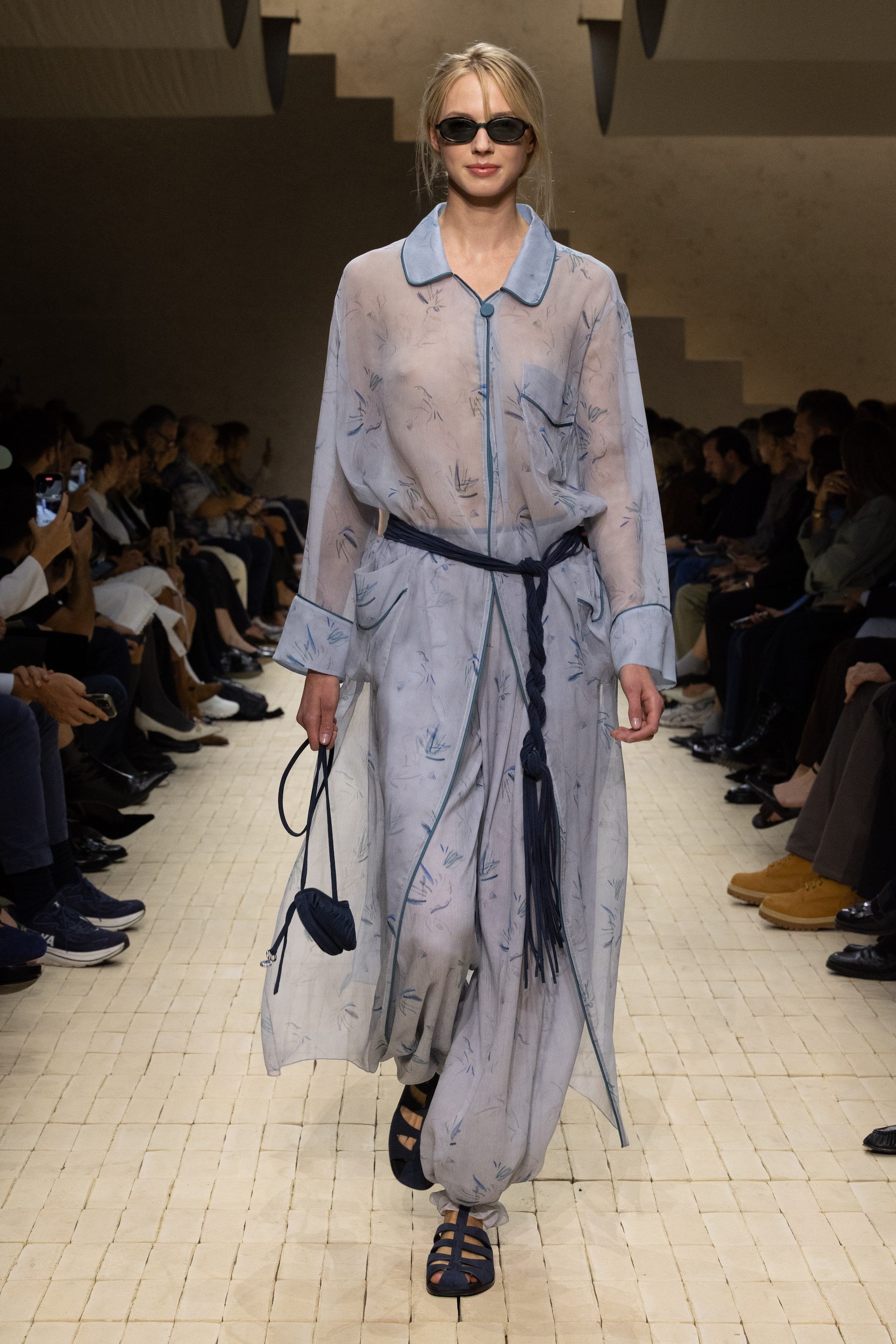 Look con abito chemisier in seta Emporio Armani