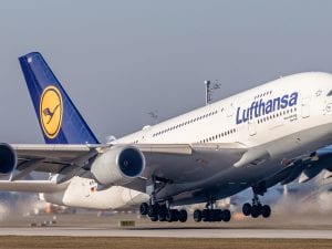 Lufthansa cancella 20 mila voli per ridurre i costi del cherosene: chiusi due hub in Europa